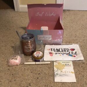 Teacher Kit stored in “Especially for you” gift box.